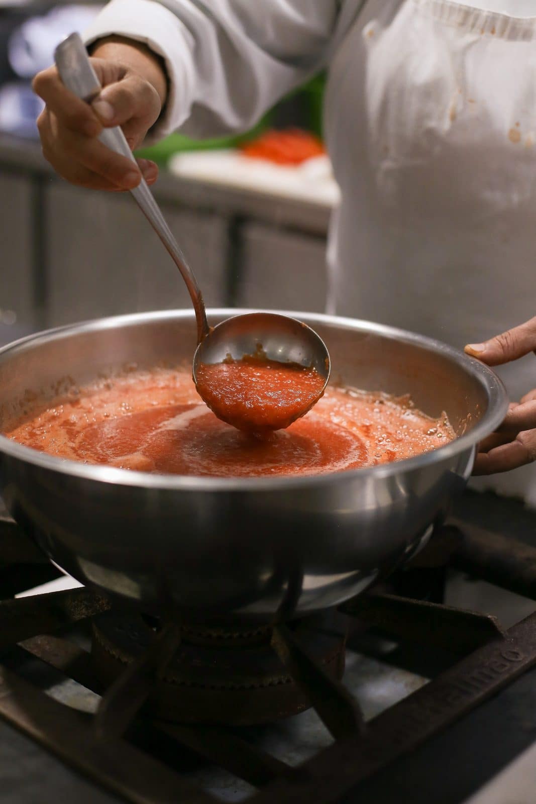 Molho de tomate sendo preparado na panela